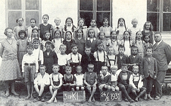 Tady stojí zcela vpravo na konci školního roku 1931 se žáky 3.A v Dešenicích