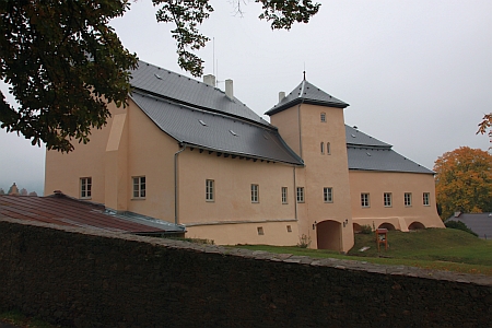 Původně gotická vodní tvrz v Dešenicích, později zámek a pivovar, dnes opravený objekt s dochovanými freskami ze 16. století