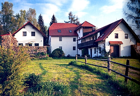 Někdejší "Ondre-Haus" v Jandles, dnes rekreační ubytovací zařízení Farma Mošna
(viz i Maria Kubatschová)