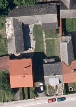 Letecké snímky statku čp. 2 v Žáru potvrzují, že zásadně přestavěna byla pouze obytná část