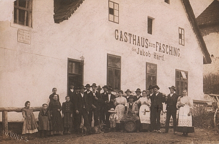 Tyto a následující fotografie dokumentují vývoj Perneku, s Rehderem přímo nesouvisejí, ačkoli se dá předpokládat, že zde býval hostem: Hostinec Jakuba Hartla v Perneku nesl název "zum Fasching" tj. "U Masopustu", zde jej vidíme na snímcích z 1. poloviny 20. století...