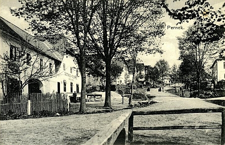 Tyto a následující fotografie dokumentují vývoj Perneku, s Rehderem přímo nesouvisejí, ačkoli se dá předpokládat, že zde býval hostem: Hostinec Jakuba Hartla v Perneku nesl název "zum Fasching" tj. "U Masopustu", zde jej vidíme na snímcích z 1. poloviny 20. století...