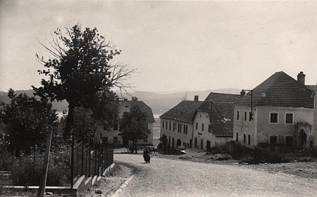 ... tato fotografie jej zachycuje pravděpodobně v letech šedesátých, v pozadí je již vidět Lipenské jezero, v detailu se zdá, že hostinec a obchod stále fungovaly... 