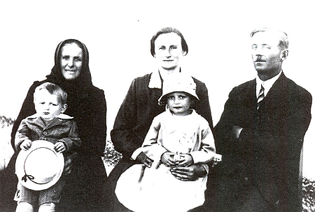 Rodina Reidingerova na snímku z roku 1932, zleva babička Maria, roz. Stropková, s vnukem Franzem, mamince Marii sedí na klíně dcera a jmenovkyně, vpravo je tatínek Laurenz, další děti Gertrud a Erich ještě nebyly na světě