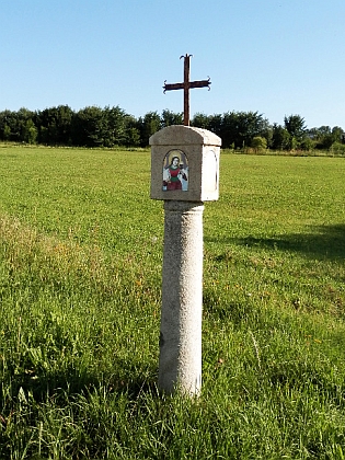 Boží muka u Pláničky při rozcestí s hlavní silnicí na snímku z roku 2018