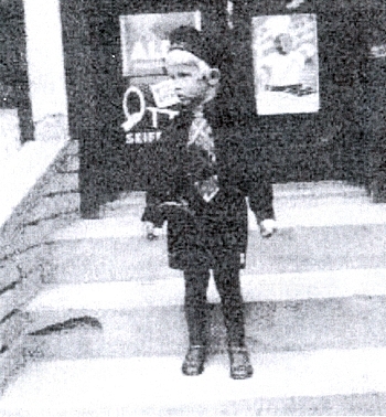 Před obchodem jeho rodičů v Českých Žlebech roku 1937