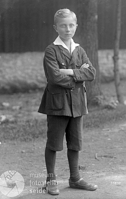 Leopold Kralik jako chlapec na snímku z fotoateliéru Seidel s datem 20. září roku 1925