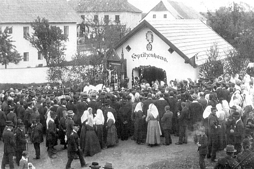 Tady je jeden z "farářů z Cudrovic" při svěcení hasičské stříkačky v roce 1922, vlevo od požární zbrojnice je zdejší dvojtřídka, vzadu hostinec a těch lidí jen, co stojí vpředu!