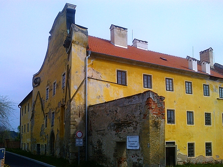 Zlatokorunský kostel sv. Markéty sloužil laickým návštěvníkům, kteří nemohli do kostela klášterního, v roce 1420 byl husity poničen, po obnově sloužil duchovním účelům až do roku 1785 - po zrušení kláštera tu byla mimo jiné sirkárna či tužkárna; v roce 1854 kostel vyhořel