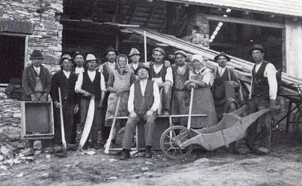 Pan řídící Reininger s pomocníky při stavbě svého domu v roce 1935