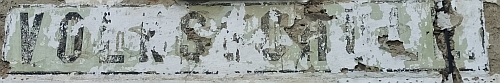 Dům čp. 16 ve Svérazi, kde bývala škola, jak stále dokládá oprýskaný nápis nad vchodem (i dveře zůstaly původní), stavení čp. 15 stávalo vedle (snímky z let 2009 a 2020)