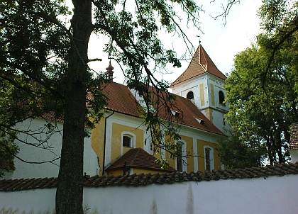 U kostela sv. Petra a Pavla ve Svérazi