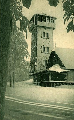 Původní podoba někdejší "Pasovského chýše" u rozhledny Klubu ceských turistů na Čerchově na snímku z roku 1908 a před ní přistavěná "Nová chýše" o 20 let později (obě byly likvidovány v roce 1989)