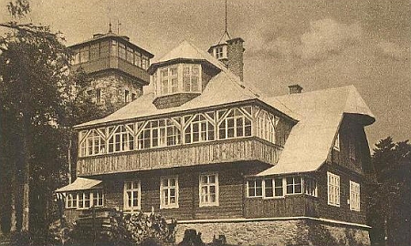 Původní podoba někdejší "Pasovského chýše" u rozhledny Klubu ceských turistů na Čerchově na snímku z roku 1908 a před ní přistavěná "Nová chýše" o 20 let později (obě byly likvidovány v roce 1989)