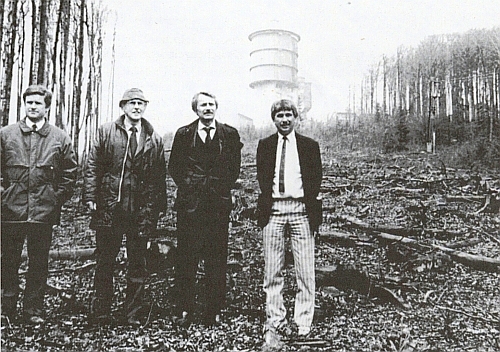 Historický snímek z dubna roku 1990, kdy stanul mj. spolu s Reinholdem Macho na vrcholu hory Poledník s dosud "zadrátovanou" vojenskou věží elektronické ostrahy státní hranice, ze které později vznikla rozhledna (Reitmeier zcela pravo, Macho vedle něj)