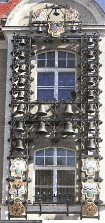 Znak Poběžovic najdeme i na zvonkohře ve Furth im Walde, kterou městu věnovali krajané - je to ten pod zvonky vpravo nahoře