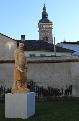 Přemysl Otakar II. jako zakladatel Českých Budějovic - model sochy, kterou věnoval sochař František Postl městu České Budějovice k 750. výročí založení (zde stojí v říjnu 2013 na zadním dvoře Wortnerova domu v majetku Alšovy jihočeské galerie)...