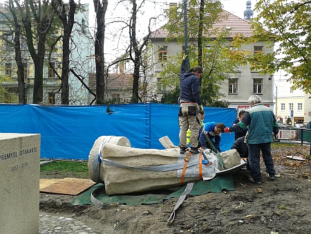 ... v říjnu 2015 byla socha umístěna v parku Na Sadech