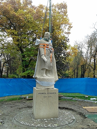 ... v říjnu 2015 byla socha umístěna v parku Na Sadech