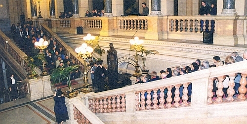 Mezi čestnými hosty vernisáže výstavy Zpátky do Evropy v roce 2000 v pražském Národním muzeu vidíme i papežského nuncia Coppu a ministra kultury Pavla Dostála
