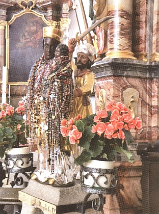 Na kopii Loučimské madony v Neukirchen beim Heiligen Blut umisťují poutníci své růžence