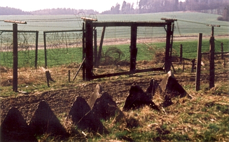 Čtyři snímky z jeho soukromého archivu zachycují komunistickou "železnou oponu" v okolí Všerub v celé naléhavé a ne tak dávné realitě