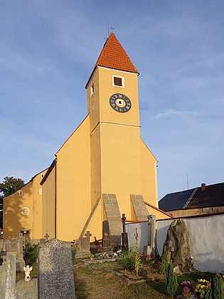 Kostel sv. Bartoloměje v Malontech na snímcích z let 2013 a 2026 (viz i Franz Hoffelner a Johann Evangelist Mikolasch)