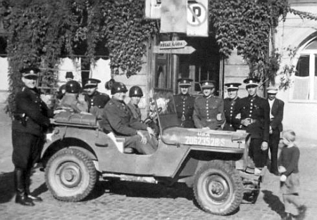 Američtí vojáci a čeští policisté v Českém Krumlově roku 1945