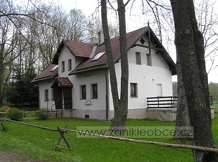 "Hostinec na Pleši" je jakousi náhradou za někdejší "Gasthof Flor", jde o někdejší hájovnu, jediný dům, který zůstal stát (snímek z roku 2006)