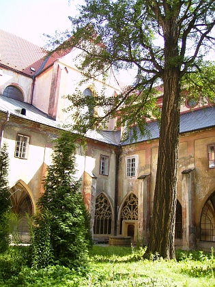 Křížová chodba a rajský dvůr budějovického kláštera na snímcích z roku 2012