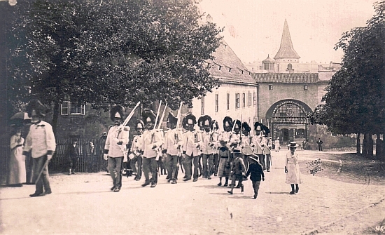 Schwarzenberská granátnická garda na snímcích českokrumlovského fotografa Josefa Wolfa také z roku 1900