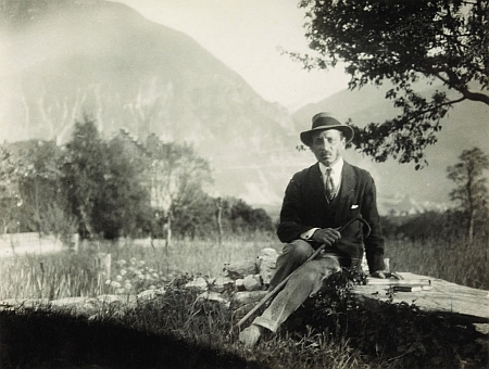 V roce 1924 ve Švýcarsku u kaple Musot