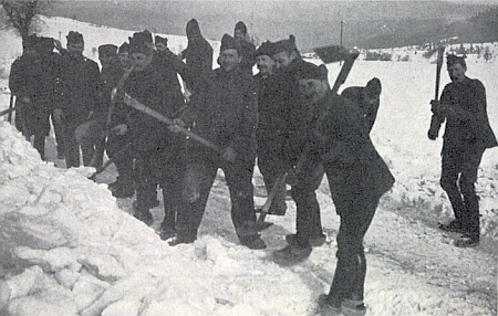 Francouzští zajatci na Šumavě někdy kolem roku 1942