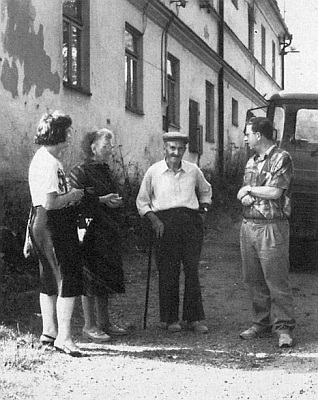 André a jeho němečtí přátelé, rodina Tischlerova, před devastovaným domem zvaným "Maschkohof" v Horní Vltavici roku 1992