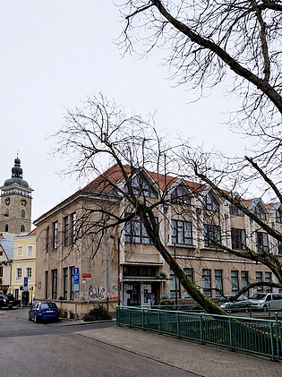 ... od roku 1975 dodnes (2026) tu stojí tato přestavěná budova někdejšího "Domu politické výchovy"