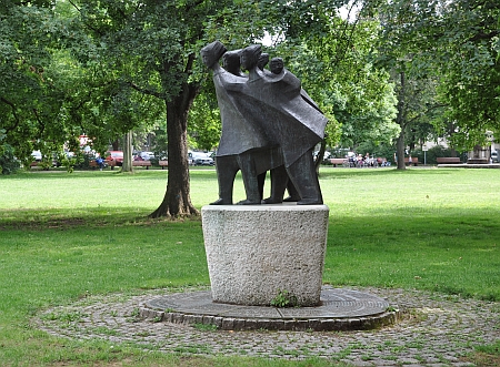 Památník v lázeňském parku Bad Cannstadt s textem Charty německých vyhnanců na kruhovém základu