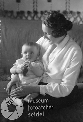 Budoucí manželka Paula Rodena Gertrud, roz. Keuschová, s maminkou na Seidelově snímku z dubna roku 1926
    a s bratrem Karlem na snímku z června 1929, pořízeném v Knížecích Pláních