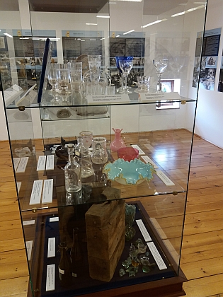Výrobky a formy z josefodolské sklárny (z výstavy v Památníku Adalberta Stiftera v Horní Plané v roce 2022)