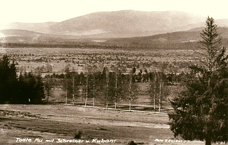 Mrtvý luh s Bobíkem a Boubínem na pohlednici Josefa Seidela asi z roku 1915