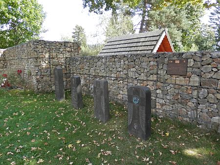 Pietně upravené místo, kde v Kunžvartě (Kuschwarda) stával kostel a hřbitov