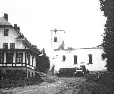Snímek kunžvartského kostela svaté Anny kdysi a těsně před odstřelem v poválečném Strážném