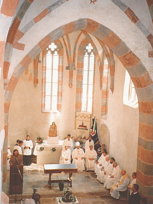 Interiér kostela na snímcích z let 1993 a 2003