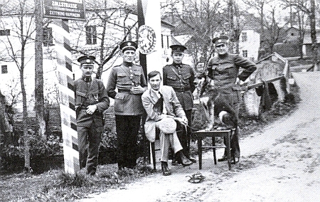 Českoslovenští a rakouští celníci v Cetvinách na přechodu do Hammern roku 1927