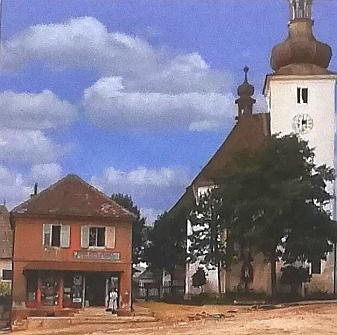 Snímek z roku 1914 zachytil jeho praprarodiče Johanna (1867-1922) a Katharinu (1869-1952) Schöllhammerovy, s babičkou Theresií, provdanou Roissovou (1894-1974), kteří provozovali obchod smíšeným zbožím v Cetvinách čp. 76