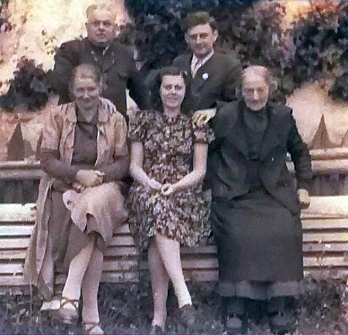 Na snímku z roku 1946, pořízeném ve Windhaagu, vidíme prababičku Katharinu, babičku Theresii, matku Gertrude, roz. Schillingovou (1922-2001), dědečka Heinricha (1890-1957) a otce Huberta (1921-2012) Roissovy