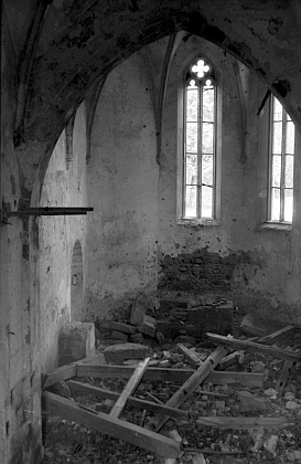 Výbuchem zničená křtitelnice kostela v Cetvinách a zdevastovaný presbytář s propadlou střechou na snímcích z července 1990