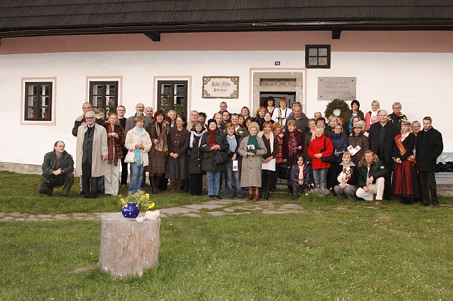 Padesáté výročí otevření památníku v Horní Plané 23. října 2010 - na horním snímku zleva stojí nad jubilejním koláčem Ivan Slavík, Johann Lachinger a Jiří Hůlka