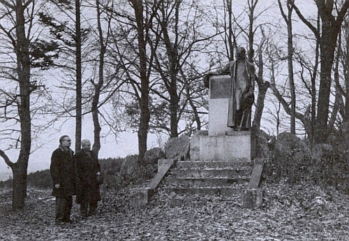 Někdy v roce 1955 u pomníku Adalberta Stiftera nad Horní Planou