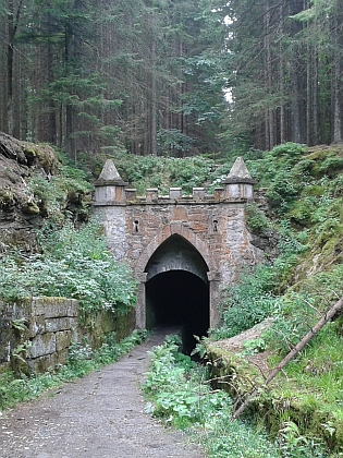 Horní a dolní portál tunelu Schwarzenberského kanálu u Jeleních Vrchů