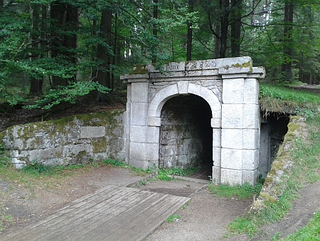 Horní a dolní portál tunelu Schwarzenberského kanálu u Jeleních Vrchů